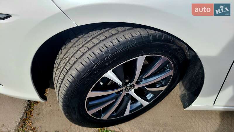 Седан Lexus ES 2018 в Дніпрі