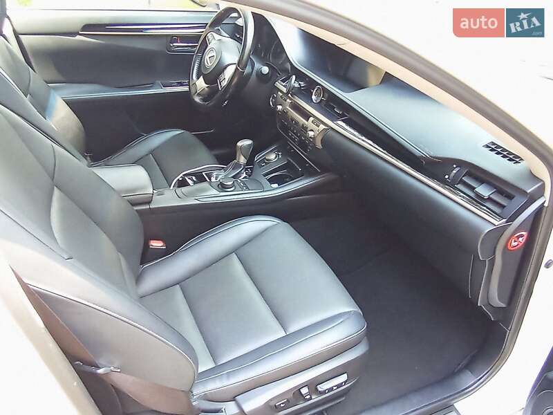 Седан Lexus ES 2017 в Киеве