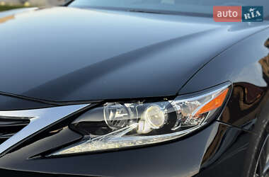 Седан Lexus ES 2018 в 
