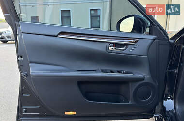 Седан Lexus ES 2018 в 