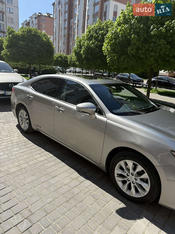 Седан Lexus ES 2015 в Ивано-Франковске