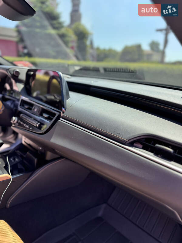 Седан Lexus ES 2022 в Киеве
