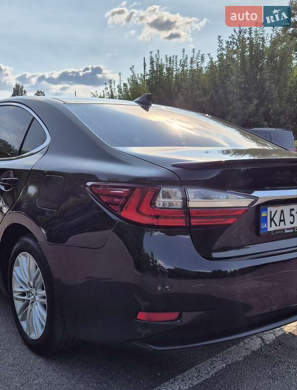 Седан Lexus ES 2016 в Киеве