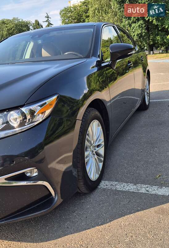 Седан Lexus ES 2016 в Киеве