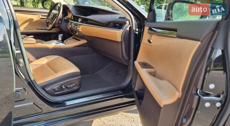 Седан Lexus ES 2016 в Киеве