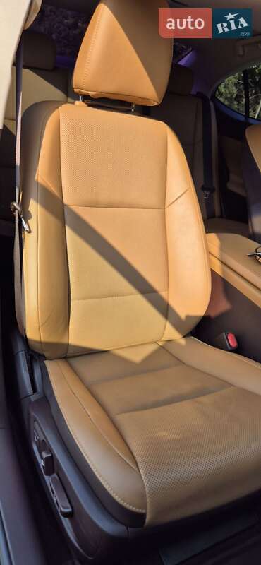 Седан Lexus ES 2016 в Киеве