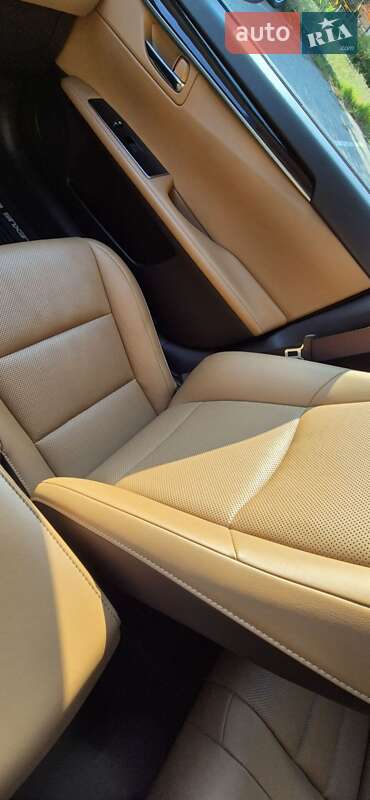 Седан Lexus ES 2016 в Киеве