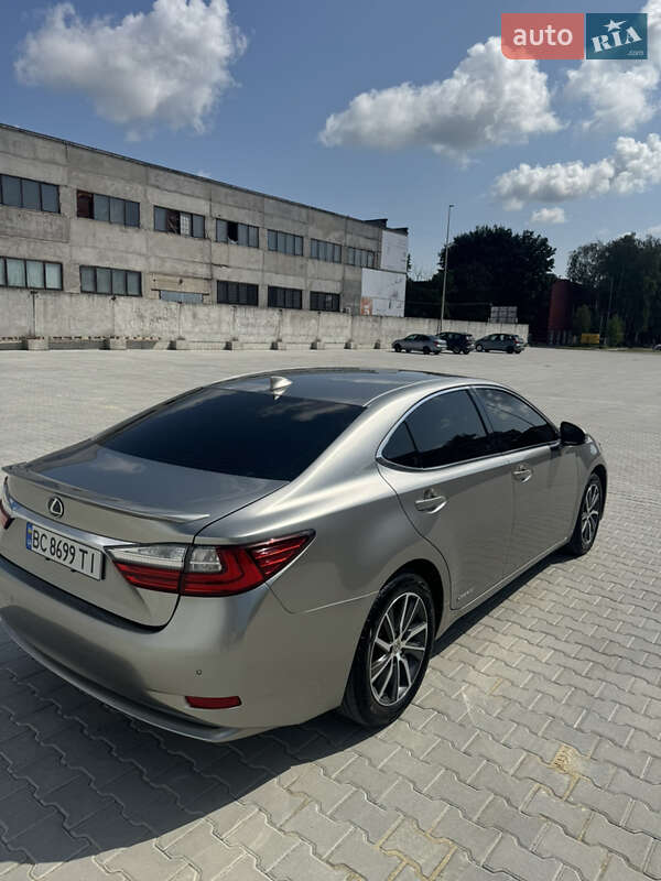 Седан Lexus ES 2015 в Тернополе