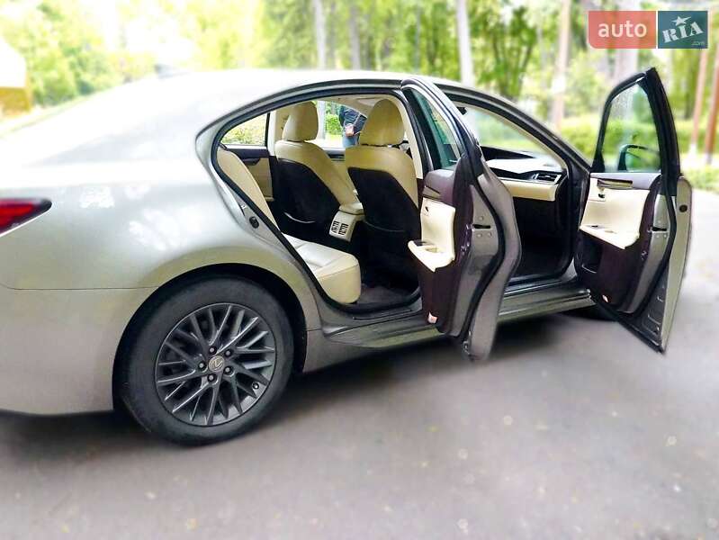 Седан Lexus ES 2018 в Киеве