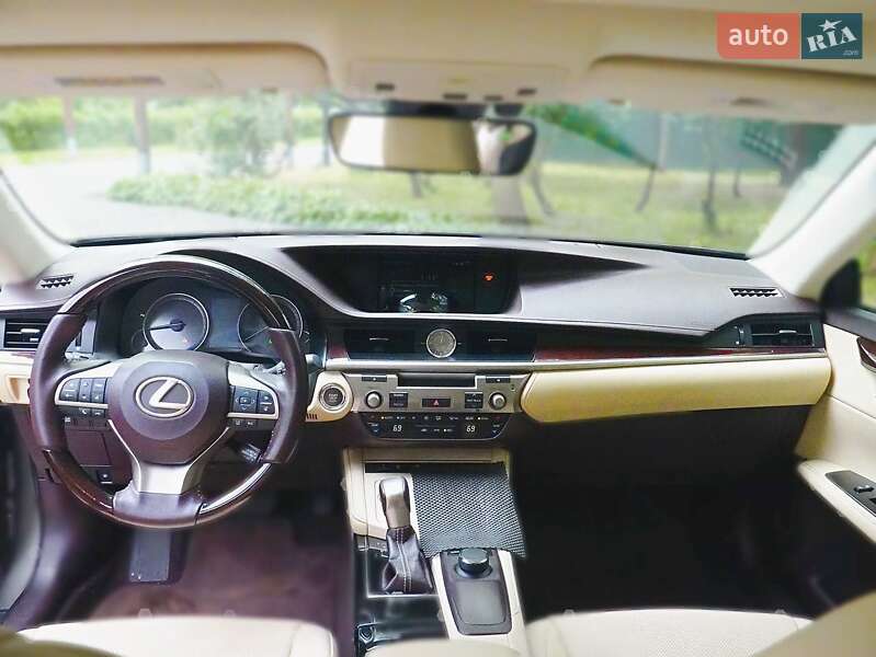 Седан Lexus ES 2018 в Киеве