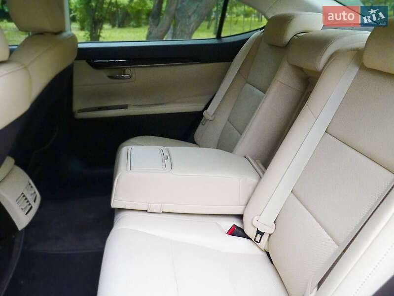 Седан Lexus ES 2018 в Киеве