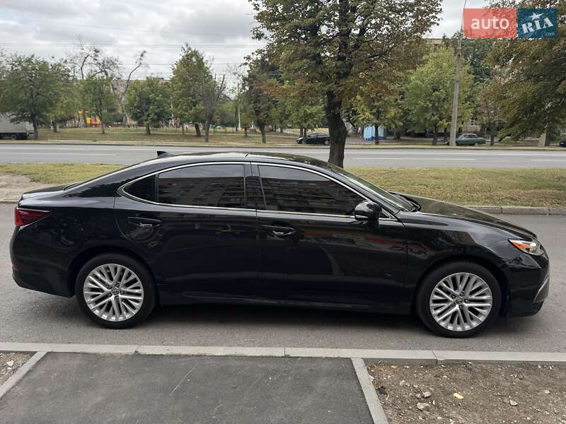 Седан Lexus ES 2016 в  фото Седан Lexus ES 2016 в