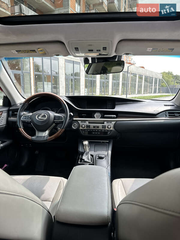 Седан Lexus ES 2017 в Львові