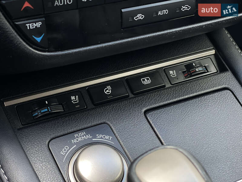 Седан Lexus ES 2016 в Киеве