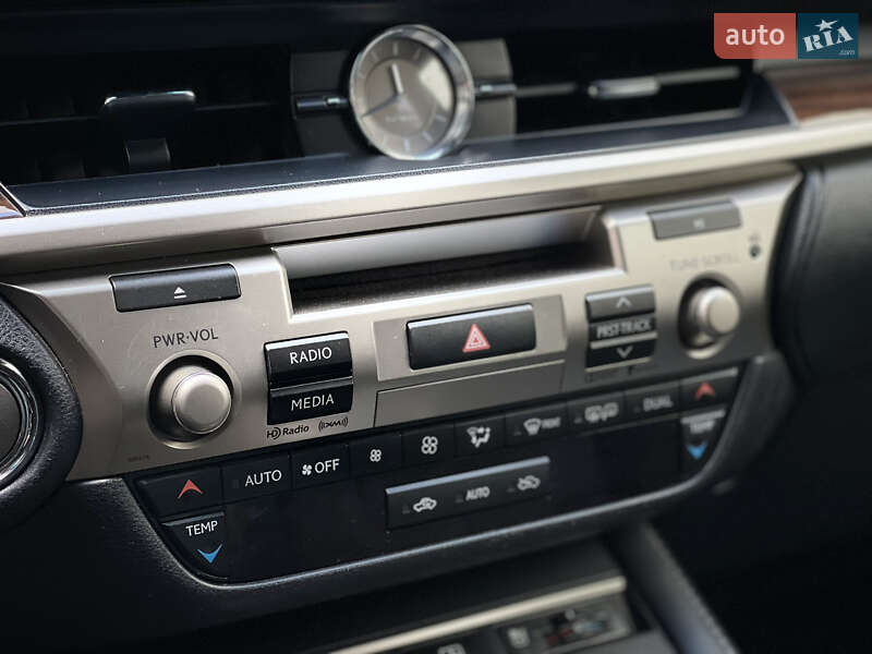 Седан Lexus ES 2016 в Киеве