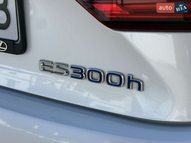 Седан Lexus ES 2016 в Львові