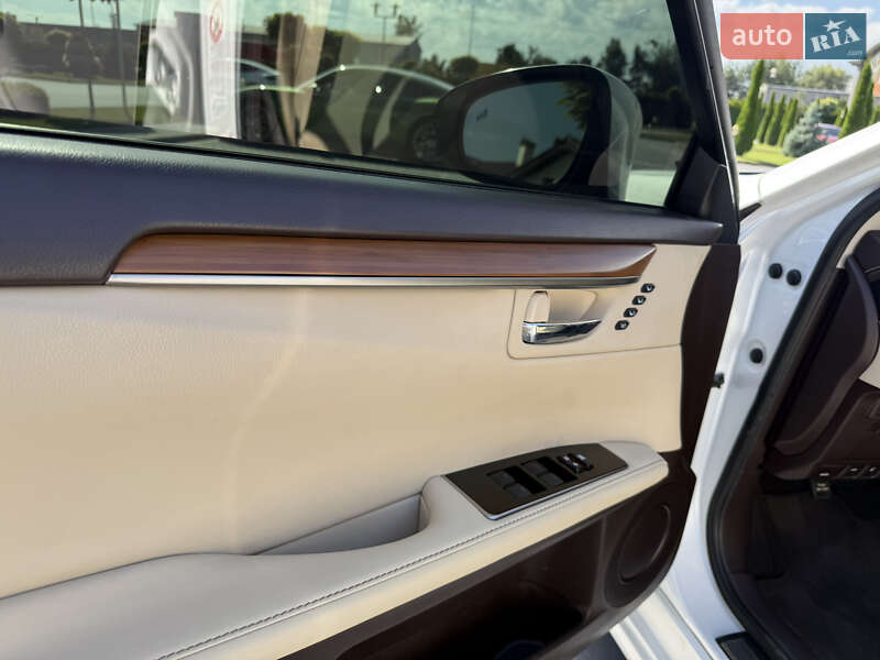 Седан Lexus ES 2016 в Львові