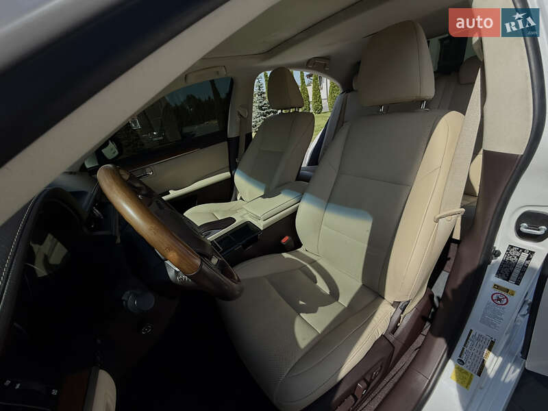Седан Lexus ES 2016 в Львові