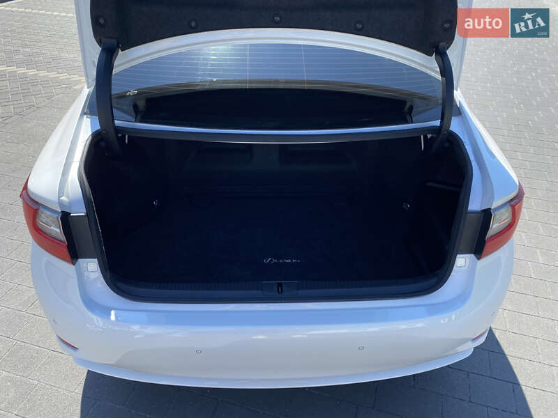 Седан Lexus ES 2016 в Львові