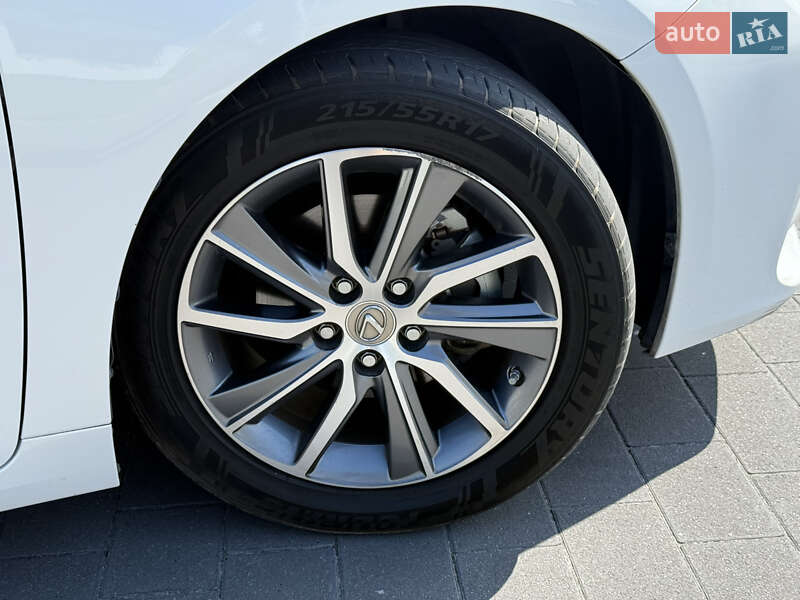 Седан Lexus ES 2016 в Львові