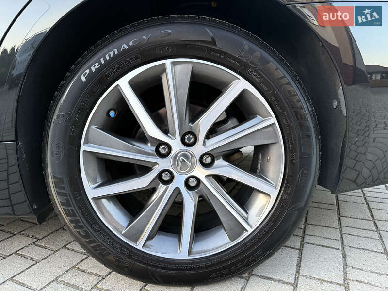 Седан Lexus ES 2016 в Львове