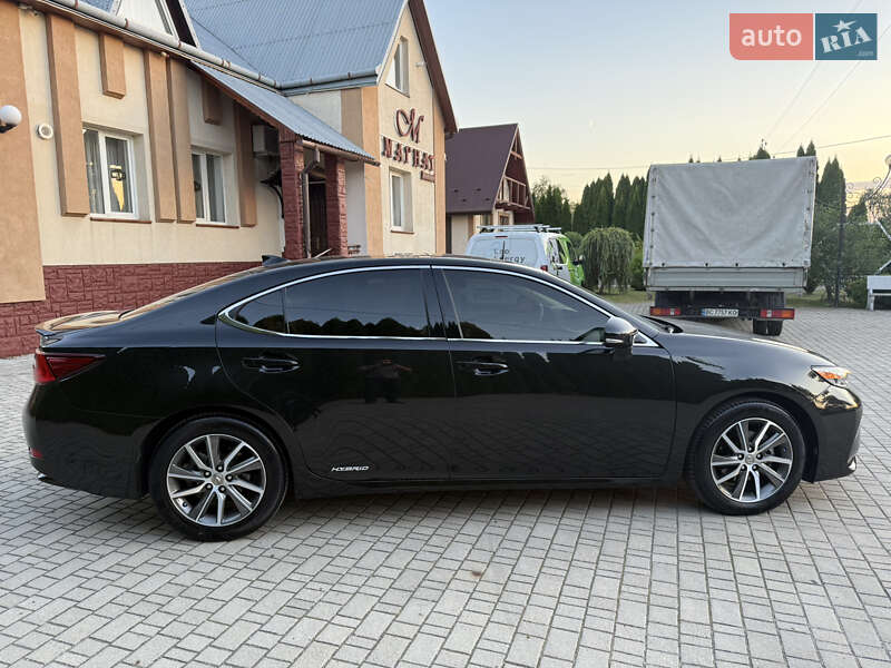 Седан Lexus ES 2016 в Львове