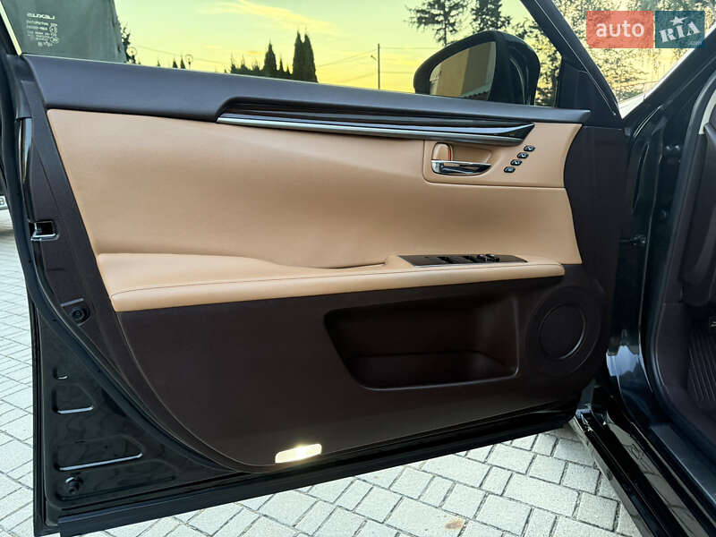 Седан Lexus ES 2016 в Львове