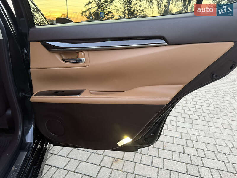 Седан Lexus ES 2016 в Львове