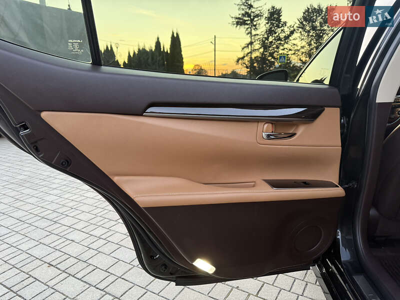 Седан Lexus ES 2016 в Львове