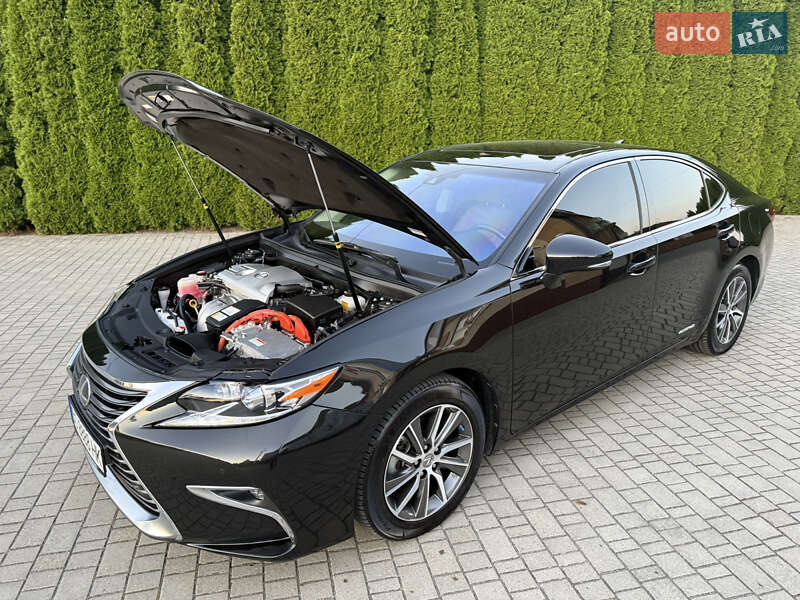 Седан Lexus ES 2016 в Львове