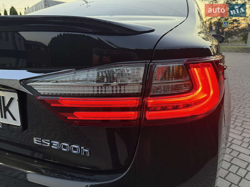 Седан Lexus ES 2016 в Львове