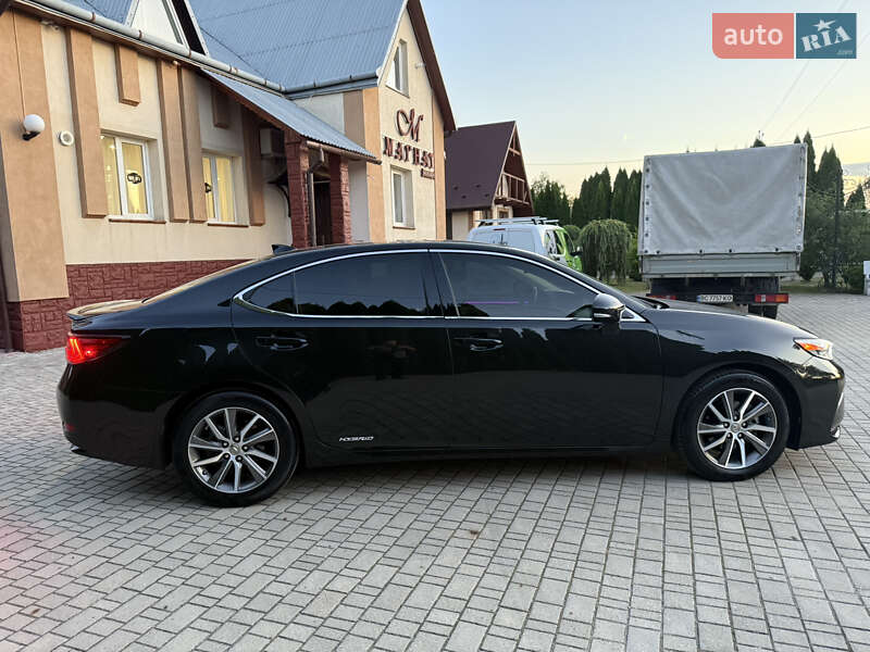 Седан Lexus ES 2016 в Львове