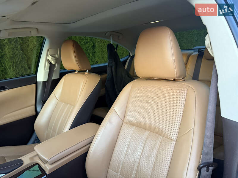 Седан Lexus ES 2016 в Львове