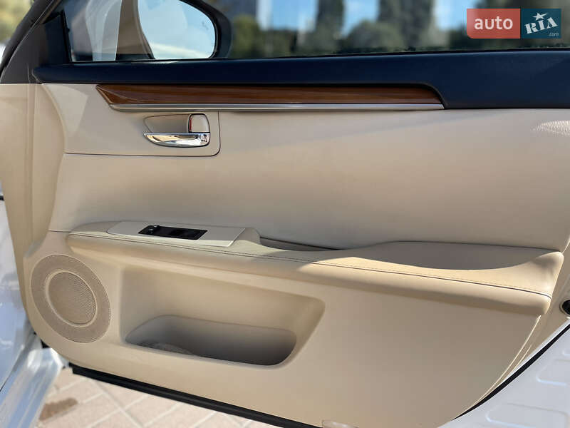 Седан Lexus ES 2013 в Тетиеве