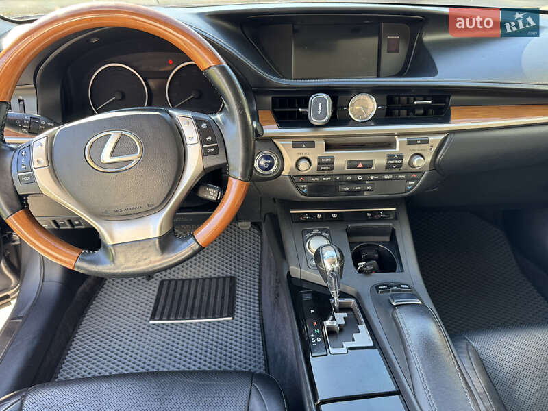 Седан Lexus ES 2014 в Киеве