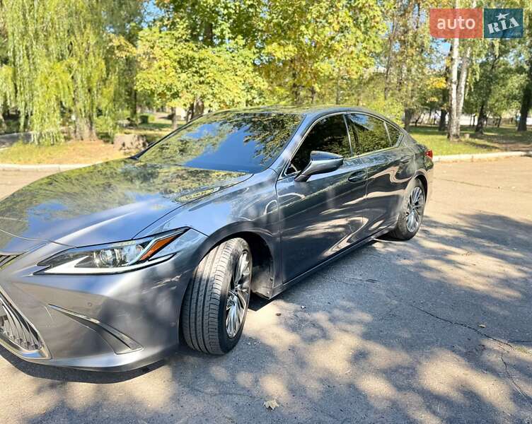 Седан Lexus ES 2018 в Першотравенську