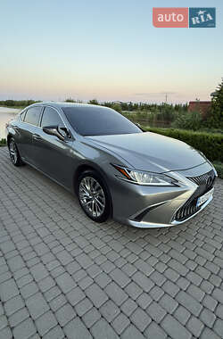 Седан Lexus ES 2018 в Киеве