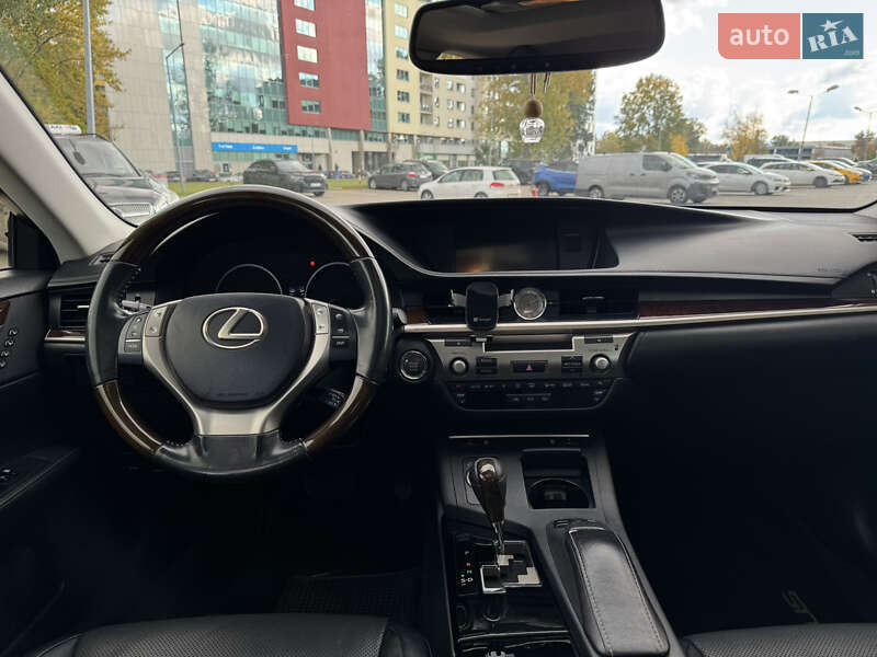 Седан Lexus ES 2014 в Самборе