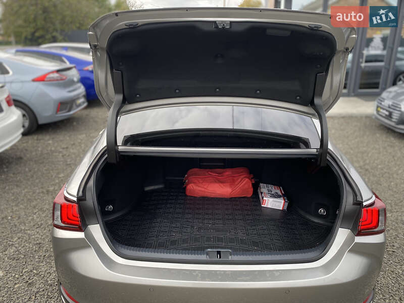 Седан Lexus ES 2021 в Луцке