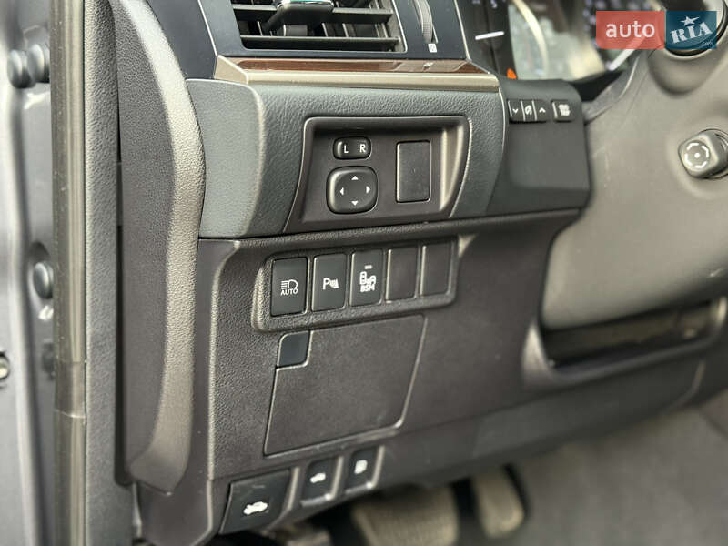 Седан Lexus ES 2016 в Дніпрі