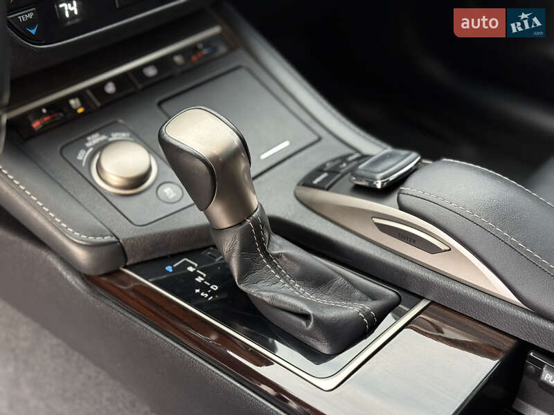 Седан Lexus ES 2016 в Дніпрі