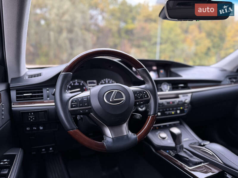 Седан Lexus ES 2016 в Дніпрі