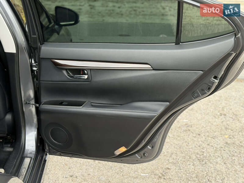 Седан Lexus ES 2016 в Дніпрі