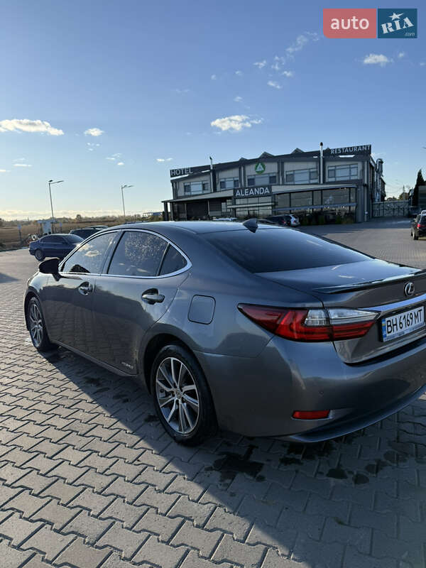 Седан Lexus ES 2015 в Черновцах