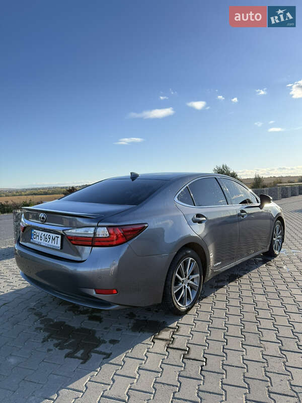 Седан Lexus ES 2015 в Черновцах