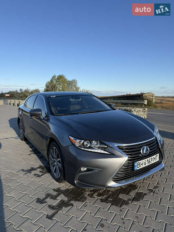 Седан Lexus ES 2015 в Черновцах