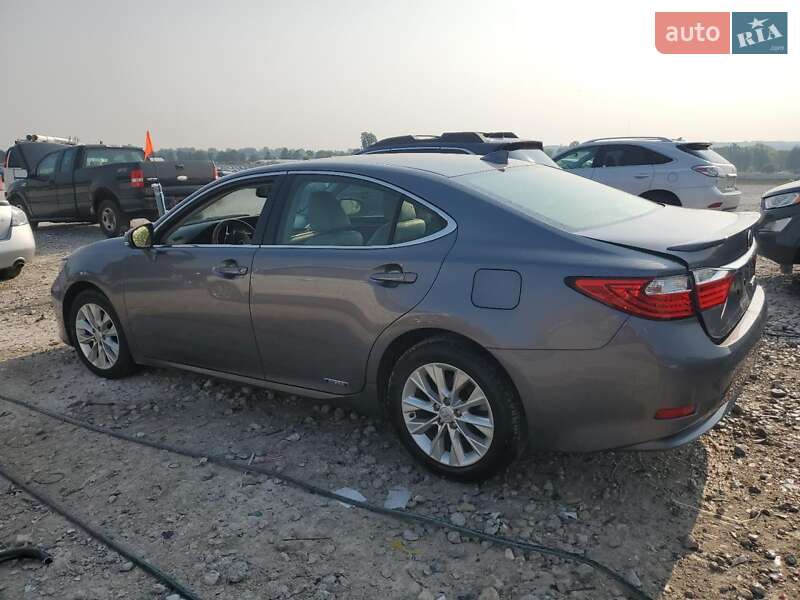 Седан Lexus ES 2015 в Львове