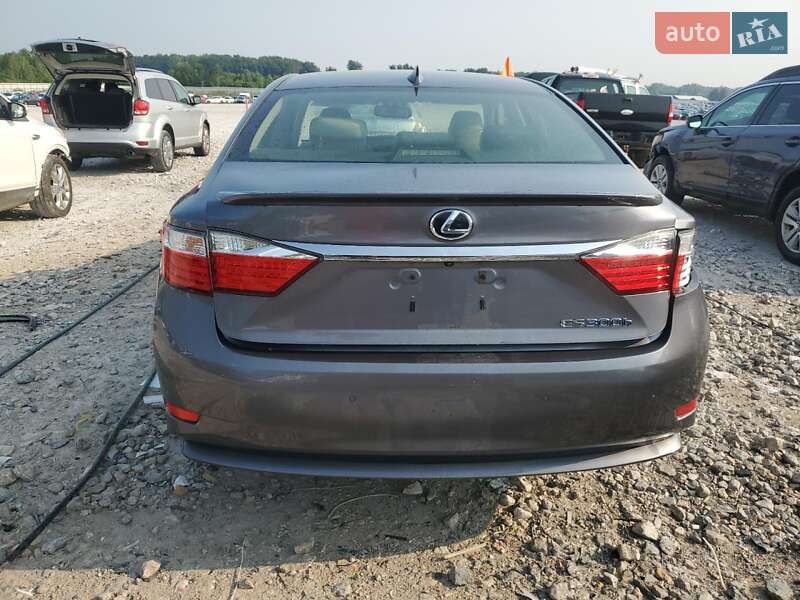 Седан Lexus ES 2015 в Львове