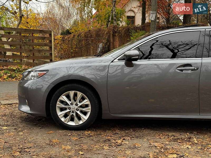 Седан Lexus ES 2014 в Киеве