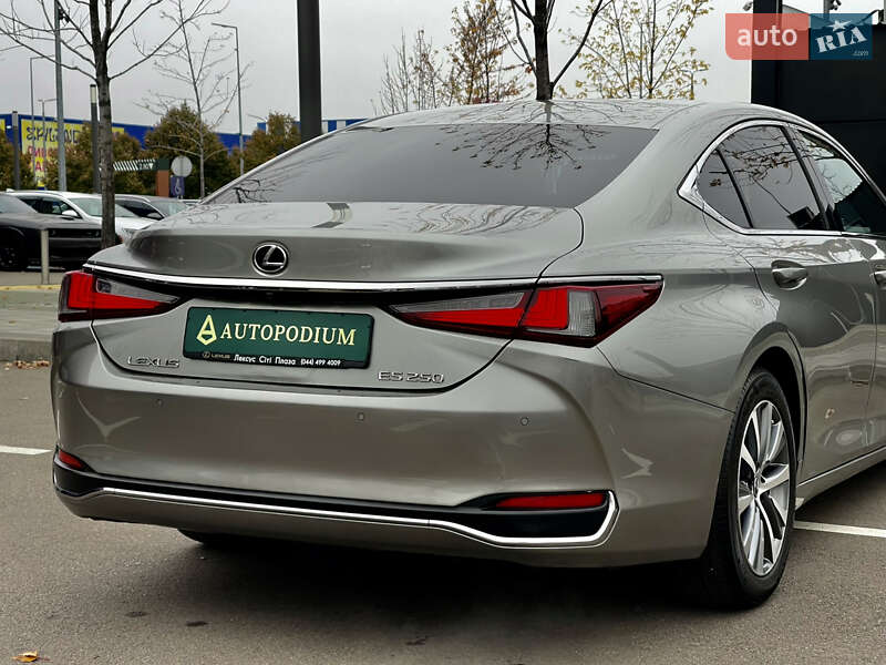 Седан Lexus ES 2020 в Киеве